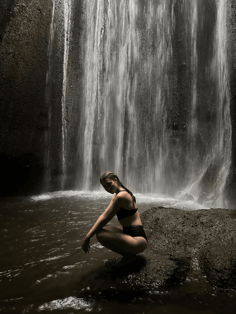 Central parkir waterfall tukad cepung — Bali