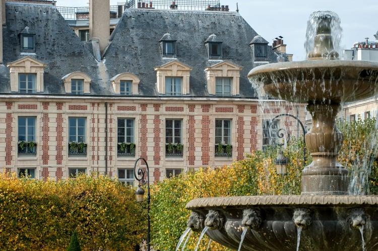 COUR DES VOSGES — Paris
